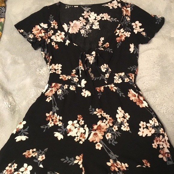 AE Floral Romper - Picture 2 of 5